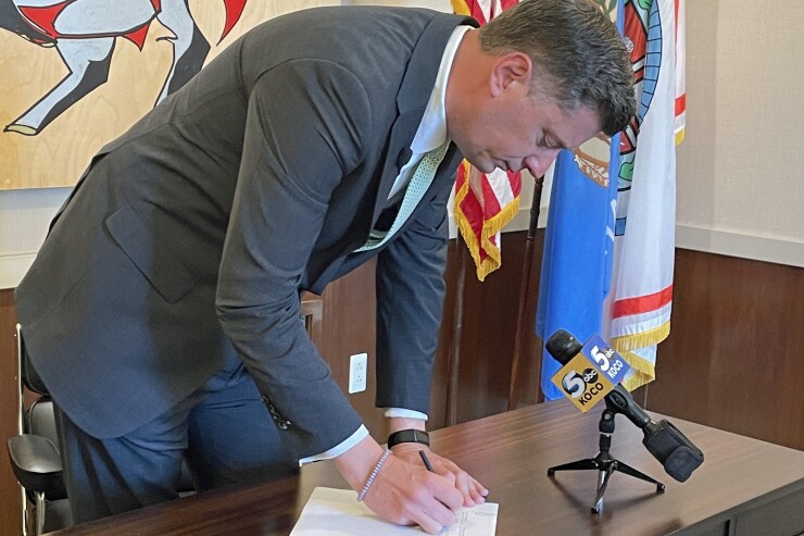 Oklahoma City Mayor David Holt signs arena letter of intent