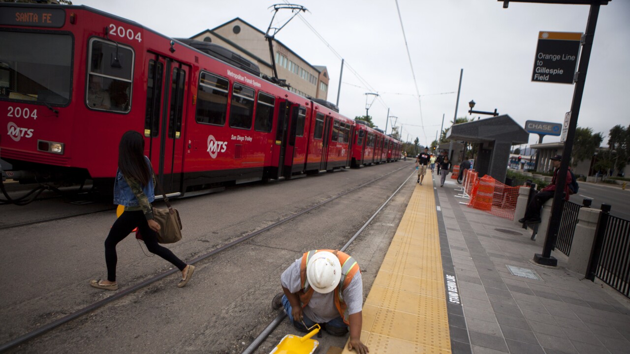 san-diego-light-rail-trolley-mts-sandag-bl-20120912