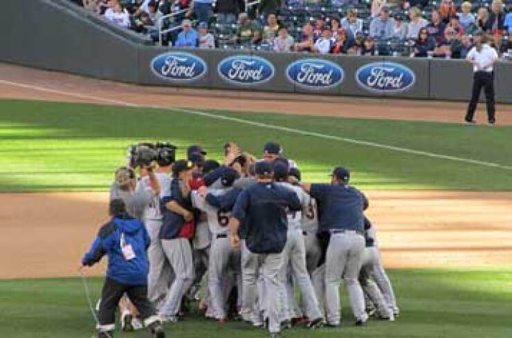 cleveland-indians-defeat-minnesota-twins-to-go-to-playoffs.jpg