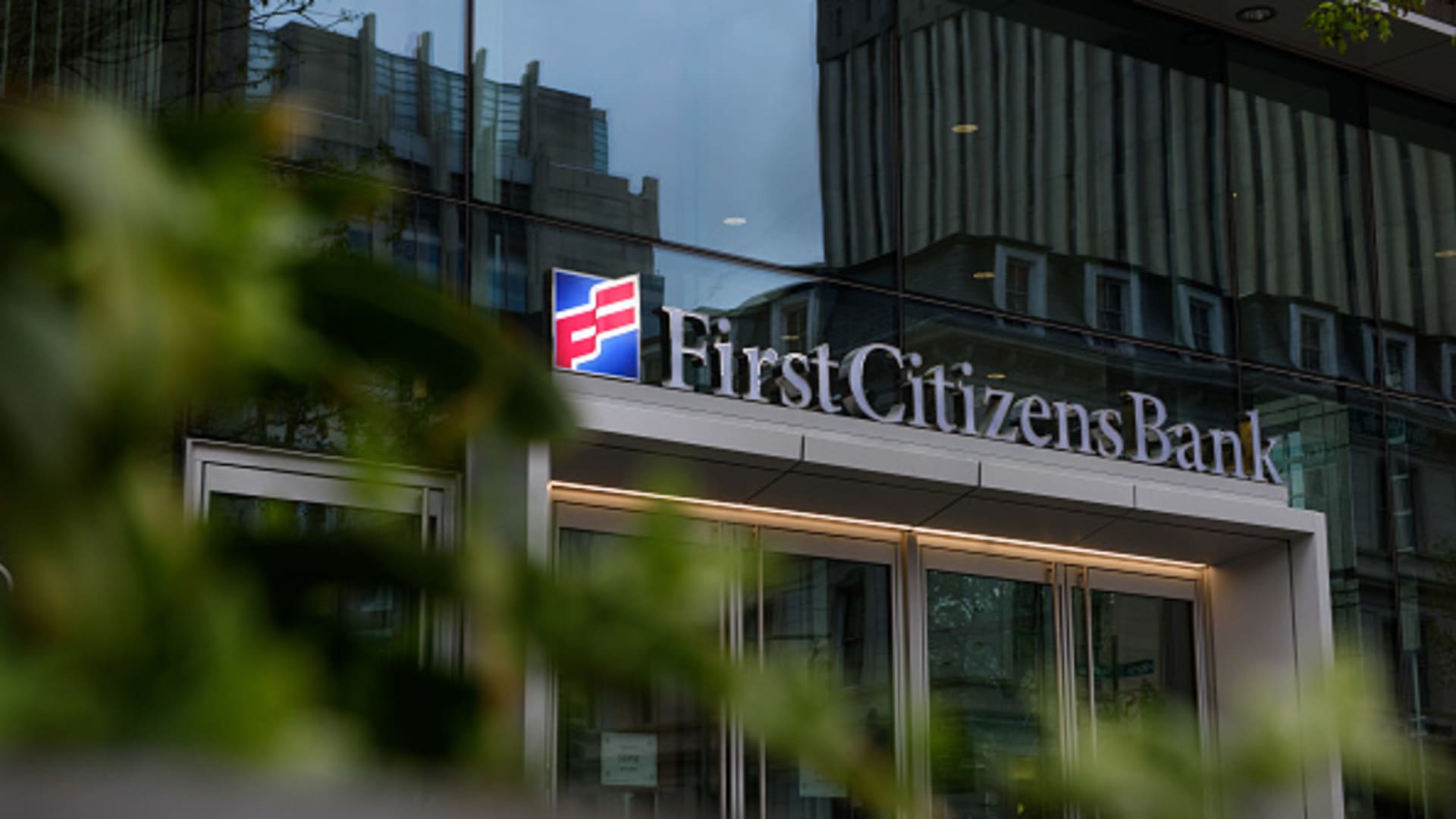 20 banks with the best reputation among noncustomers